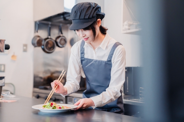 【月内入社可能】飲食店のホール・キッチンスタッフ　未経験からでも月給30～35万円